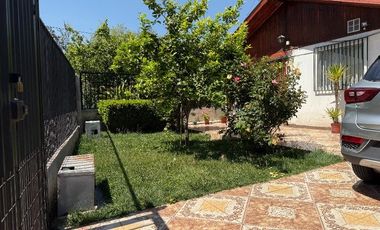 Venta de casa con 4 dormitorios, estacionamiento para 5 autos