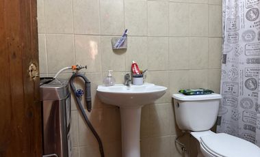 Venta de casa con 4 dormitorios, estacionamiento para 5 autos