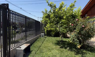 Venta de casa con 4 dormitorios, estacionamiento para 5 autos