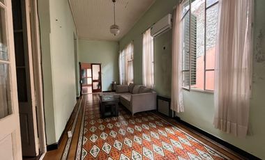 Casa antigua en venta en excelente ubicación y un hermoso patio