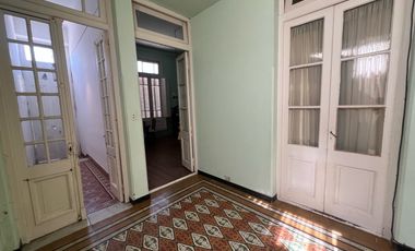 Casa antigua en venta en excelente ubicación y un hermoso patio