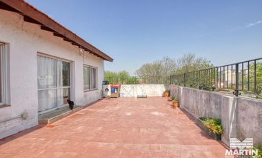 Gran chalet en planta alta, mas departamento de dos ambientes.