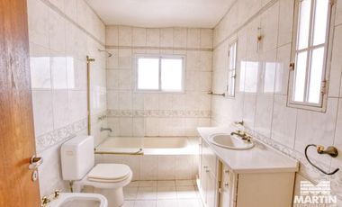 Gran chalet en planta alta, mas departamento de dos ambientes.