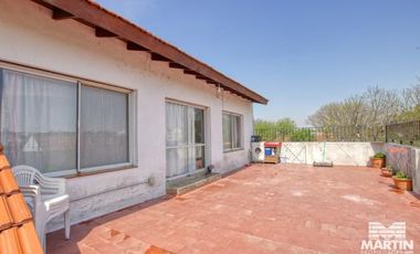 Gran chalet en planta alta, mas departamento de dos ambientes.