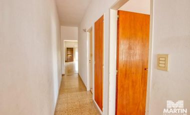 Gran chalet en planta alta, mas departamento de dos ambientes.