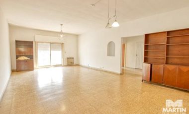 Gran chalet en planta alta, mas departamento de dos ambientes.