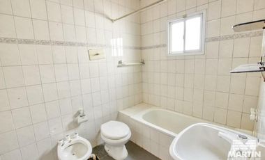 Gran chalet en planta alta, mas departamento de dos ambientes.