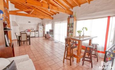 Gran chalet en planta alta, mas departamento de dos ambientes.