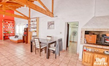 Gran chalet en planta alta, mas departamento de dos ambientes.