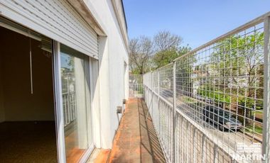 Gran chalet en planta alta, mas departamento de dos ambientes.