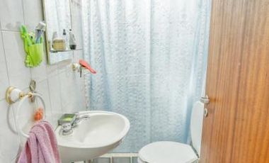 Gran chalet en planta alta, mas departamento de dos ambientes.