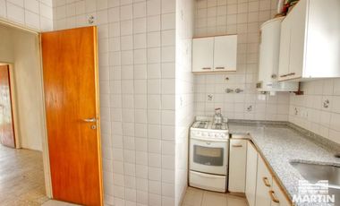 Gran chalet en planta alta, mas departamento de dos ambientes.