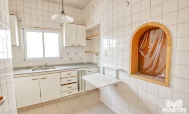 Gran chalet en planta alta, mas departamento de dos ambientes.