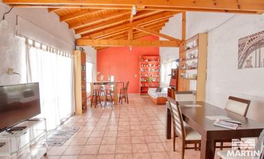 Gran chalet en planta alta, mas departamento de dos ambientes.