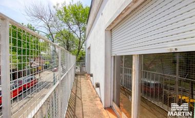 Gran chalet en planta alta, mas departamento de dos ambientes.