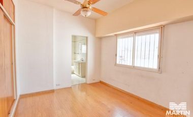 Gran chalet en planta alta, mas departamento de dos ambientes.