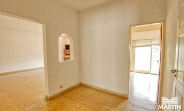 Gran chalet en planta alta, mas departamento de dos ambientes.