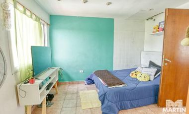 Gran chalet en planta alta, mas departamento de dos ambientes.