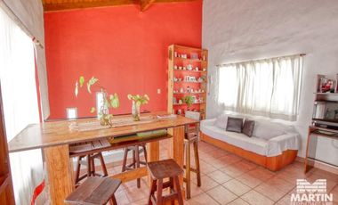 Gran chalet en planta alta, mas departamento de dos ambientes.