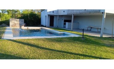 Casa con Quincho en Ayres de Colonia!