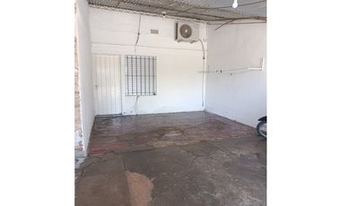 Casa independiente 3 dormitorios sobre Av en las 500 viviendas!