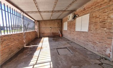 Casa independiente 3 dormitorios sobre Av en las 500 viviendas!