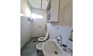 Casa independiente 3 dormitorios sobre Av en las 500 viviendas!