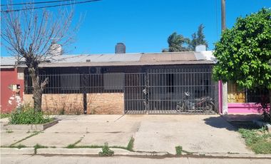 Casa independiente 3 dormitorios sobre Av en las 500 viviendas!