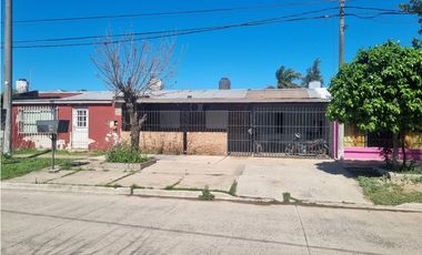 Casa independiente 3 dormitorios sobre Av en las 500 viviendas!