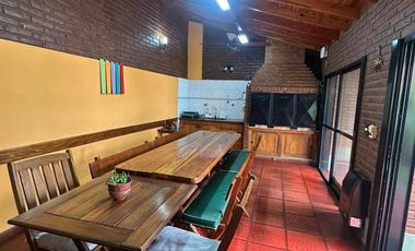 Hermosa casa con local comercial en venta en Villa Madero, PERMUTA MENOR VALOR