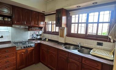 Hermosa casa con local comercial en venta en Villa Madero, PERMUTA MENOR VALOR