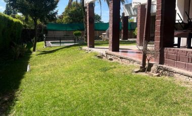 Casa en venta c/ cochera en Chacras de Coria