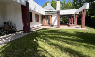 Casa en venta c/ cochera en Chacras de Coria