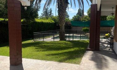 Casa en venta c/ cochera en Chacras de Coria