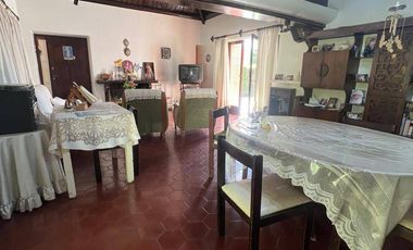 Casa en venta c/ cochera en Chacras de Coria