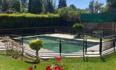 Casa en venta c/ cochera en Chacras de Coria