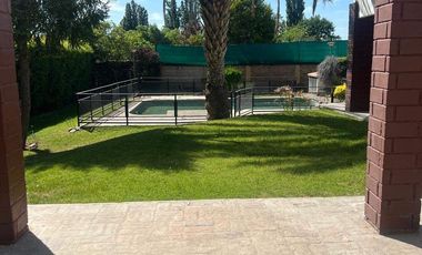 Casa en venta c/ cochera en Chacras de Coria