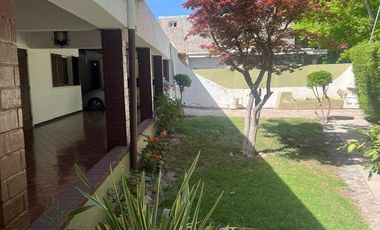 Casa en venta c/ cochera en Chacras de Coria