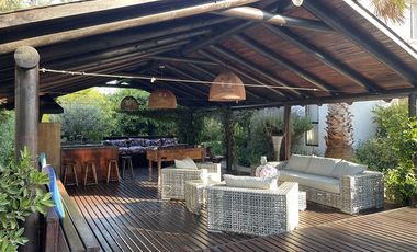 Casa en Arriendo en AMPLIA Y COMODA CASA AMOBLADA EN ARRIENDO AÑO CORRIDO 5 DORMITORIOS (DOS EN SUITE) 4 BAÑOS AMPLIA TERRAZA Y PISCINA