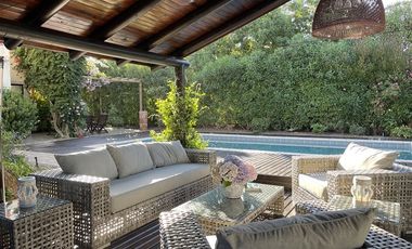 Casa en Arriendo en AMPLIA Y COMODA CASA AMOBLADA EN ARRIENDO AÑO CORRIDO 5 DORMITORIOS (DOS EN SUITE) 4 BAÑOS AMPLIA TERRAZA Y PISCINA