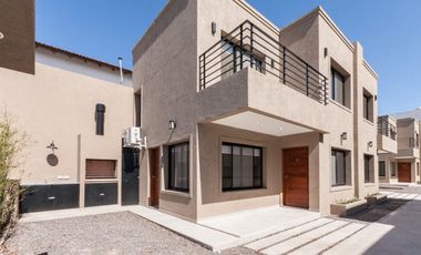 DEPARTAMENTOS EN 2 PLANTAS CON COCHERA Y PARRILLA