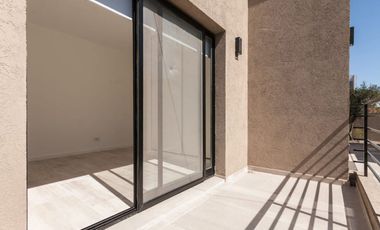 DEPARTAMENTOS EN 2 PLANTAS CON COCHERA Y PARRILLA