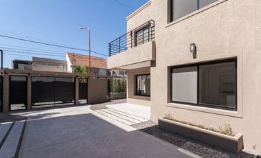 DEPARTAMENTOS EN 2 PLANTAS CON COCHERA Y PARRILLA