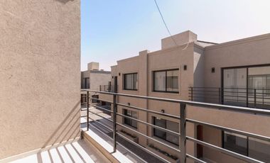 DEPARTAMENTOS EN 2 PLANTAS CON COCHERA Y PARRILLA