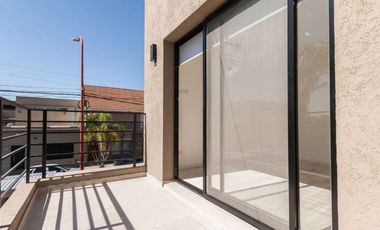 DEPARTAMENTOS EN 2 PLANTAS CON COCHERA Y PARRILLA