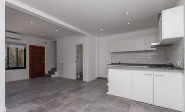 DEPARTAMENTOS EN 2 PLANTAS CON COCHERA Y PARRILLA