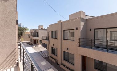 DEPARTAMENTOS EN 2 PLANTAS CON COCHERA Y PARRILLA