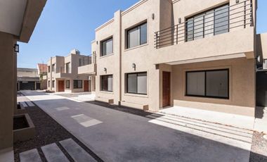 DEPARTAMENTOS EN 2 PLANTAS CON COCHERA Y PARRILLA