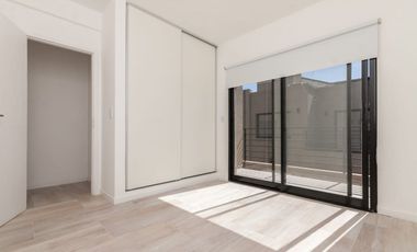 DEPARTAMENTOS EN 2 PLANTAS CON COCHERA Y PARRILLA