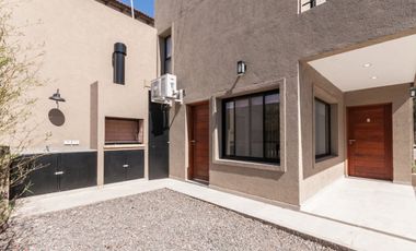 DEPARTAMENTOS EN 2 PLANTAS CON COCHERA Y PARRILLA